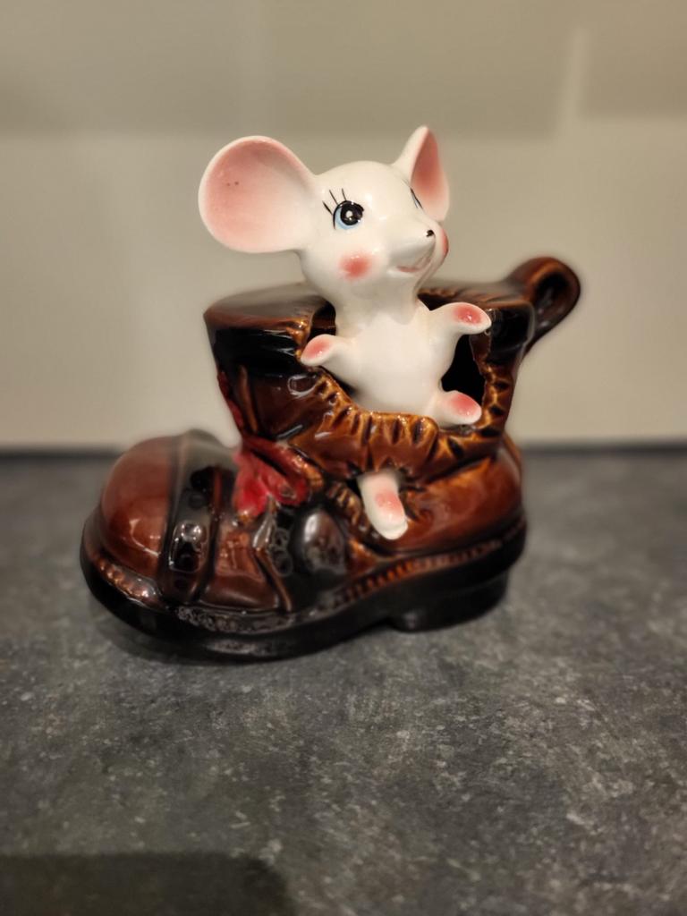 Schattige muis in laarsje - Porseleinen beeldje Spaarpot, Ophalen of Verzenden, Gebruikt, Dier