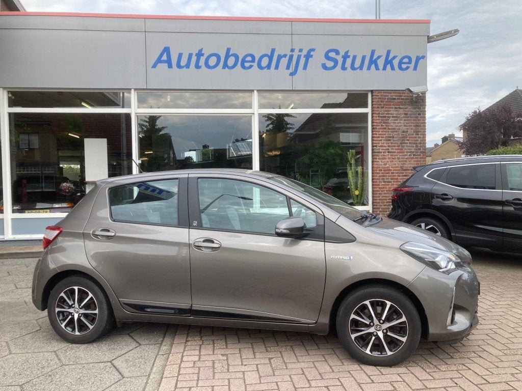 Toyota YARIS 1.5 Vvt-i Hybrid Team D Trekhaak 43118 km, Bruin, 102 pk, Bedrijf, Stoelverwarming