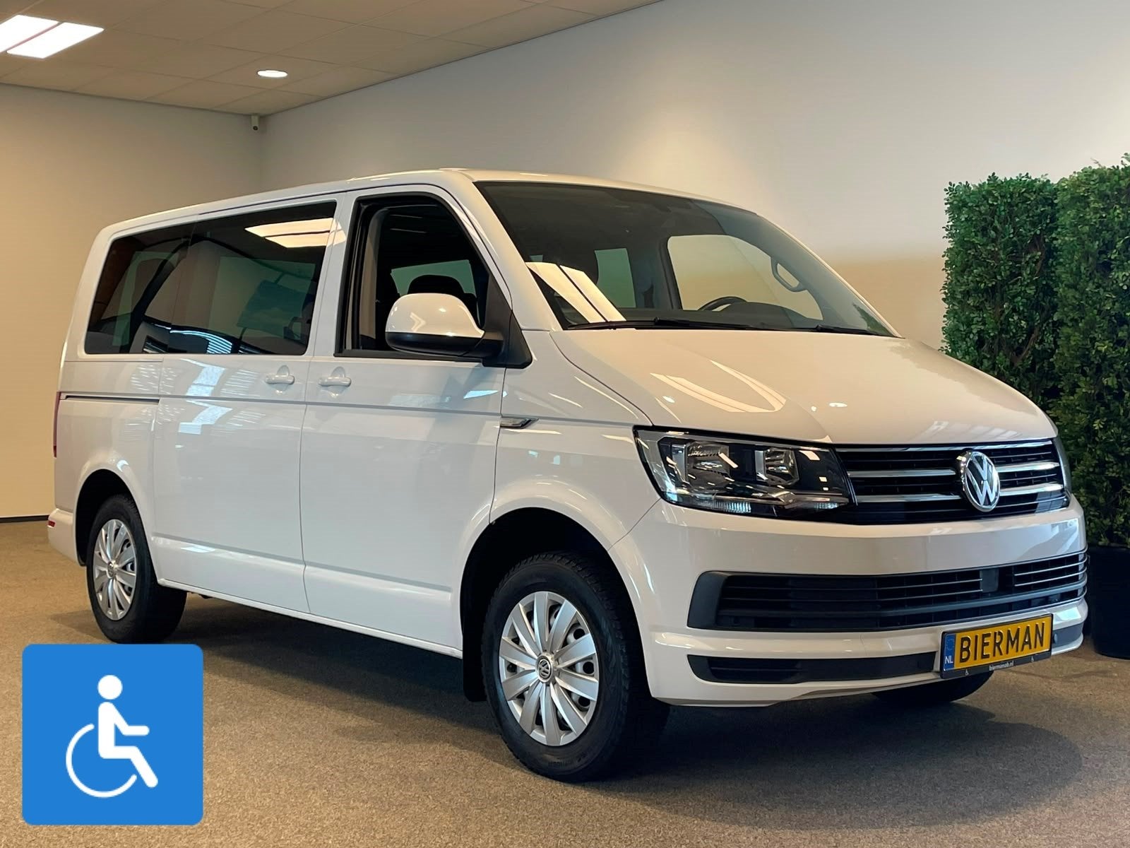 Volkswagen Caravelle L1H1 Rolstoelbus Rolstoel voorin, 12 maanden, Stof, Gebruikt, Parkeersensor