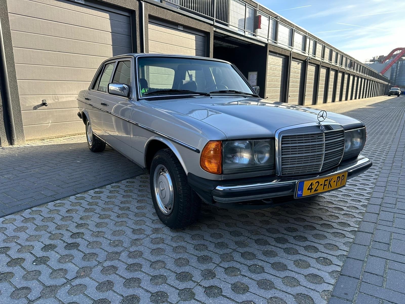 Mercedes-Benz 200-Serie 2.5 250 AUT 1984 Grijs, Auto's, Automaat, 129 pk, Particulier, Sedan