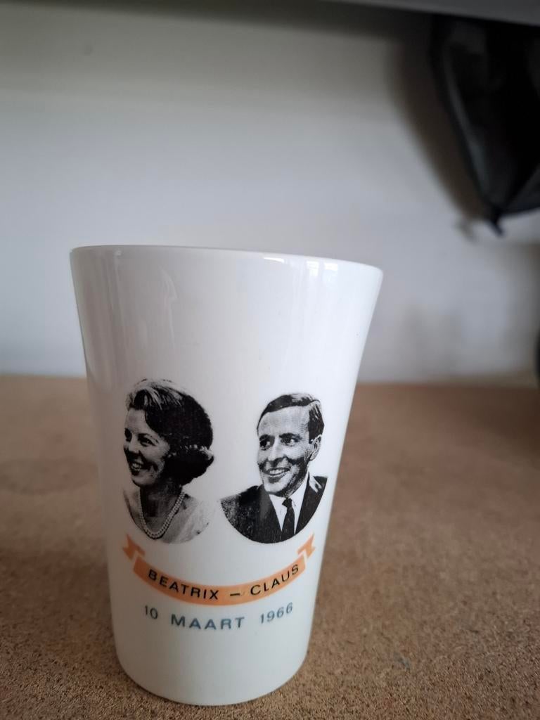 Huwelijksbeker Beatrix & Claus 1966, Verzamelen, Koninklijk Huis en Royalty, Ophalen of Verzenden, Nieuw, Nederland, Servies