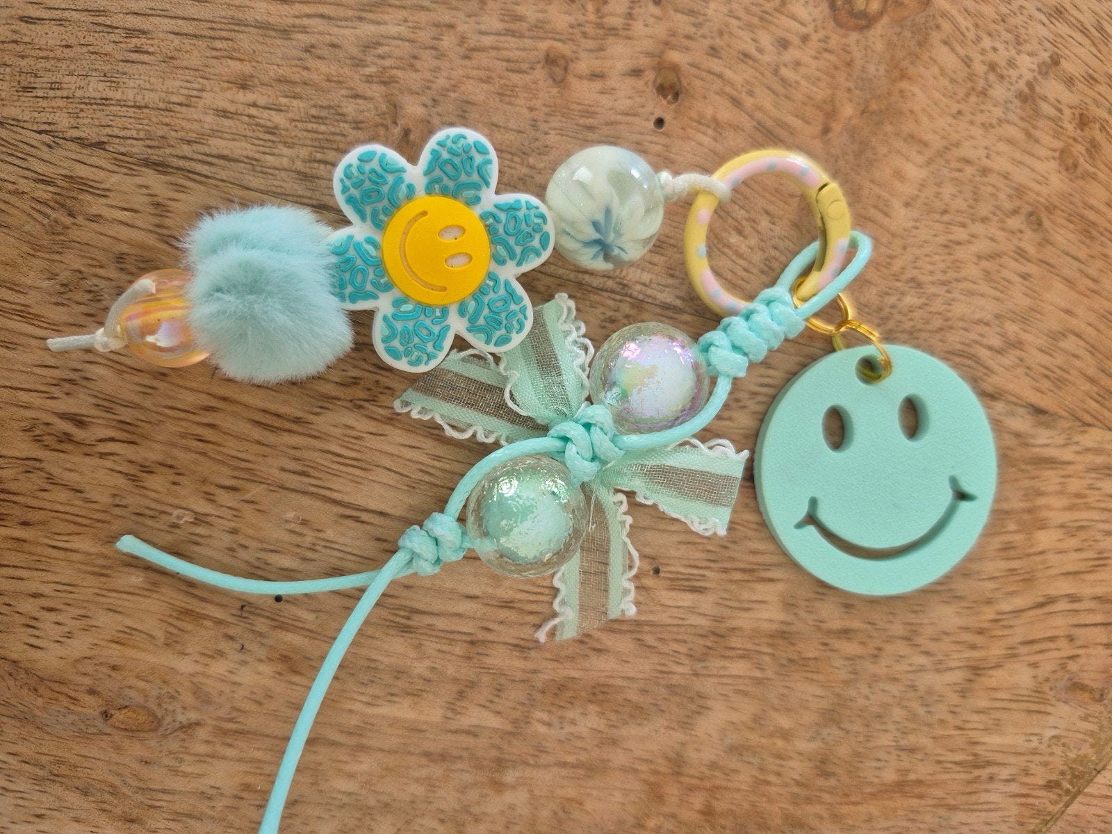 Leuke sleutelhanger met smiley en bloem, Verzenden, Nieuw