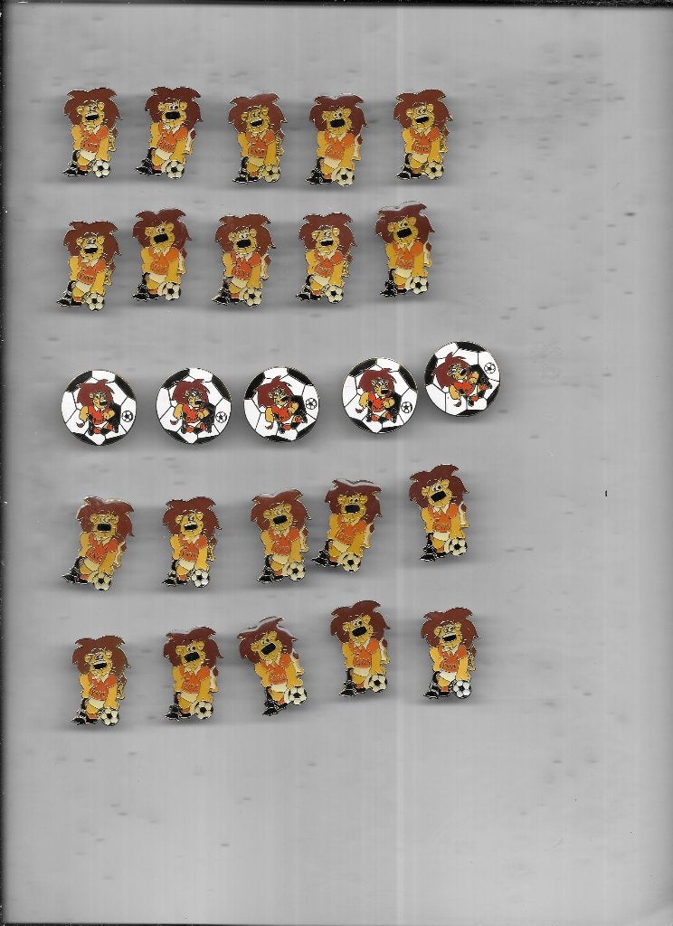 25 VOETBAL GERELATEERDE PINS OOK PER STUK EVENTUEEL, Ophalen of Verzenden, Zo goed als nieuw, Sport, Speldje of Pin