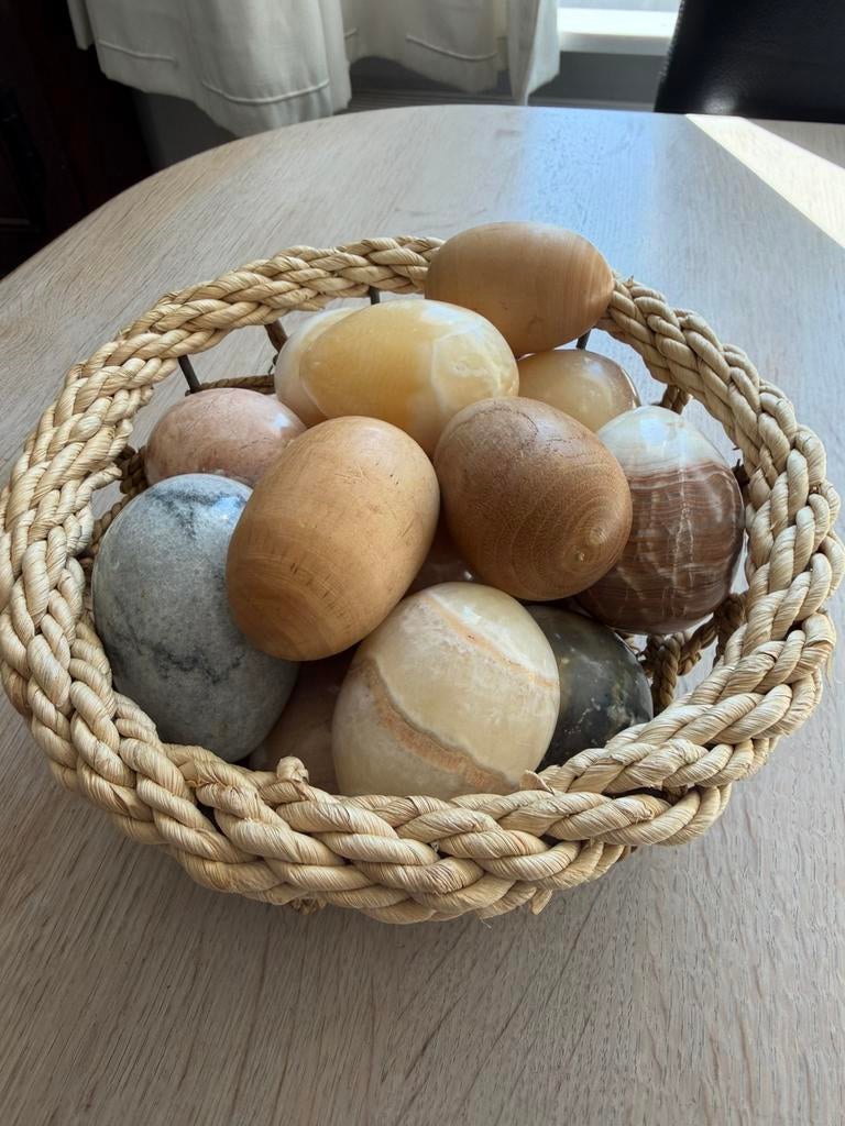 Mandje met 14 natuurstenen en 3 houten eieren, Ophalen of Verzenden
