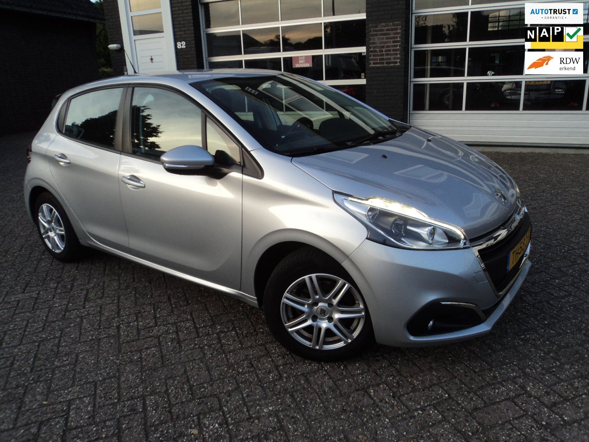 Peugeot 208 1.2 PureTech Blue Lion, Auto's, Peugeot, Voorwielaandrijving, Stof, Gebruikt, 1199 cc