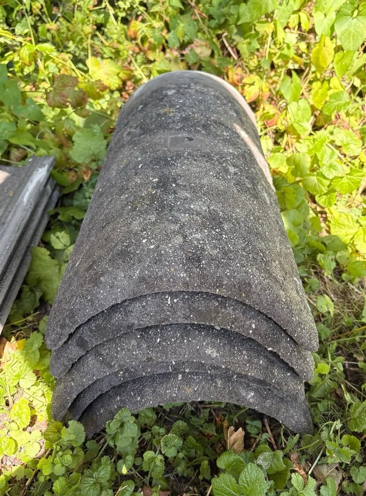 5 betonnen nokvorsten RBB>sneldekpan (antraciet), Doe-het-zelf en Verbouw, Ophalen, Gebruikt, Minder dan 5 m², Dakpannen