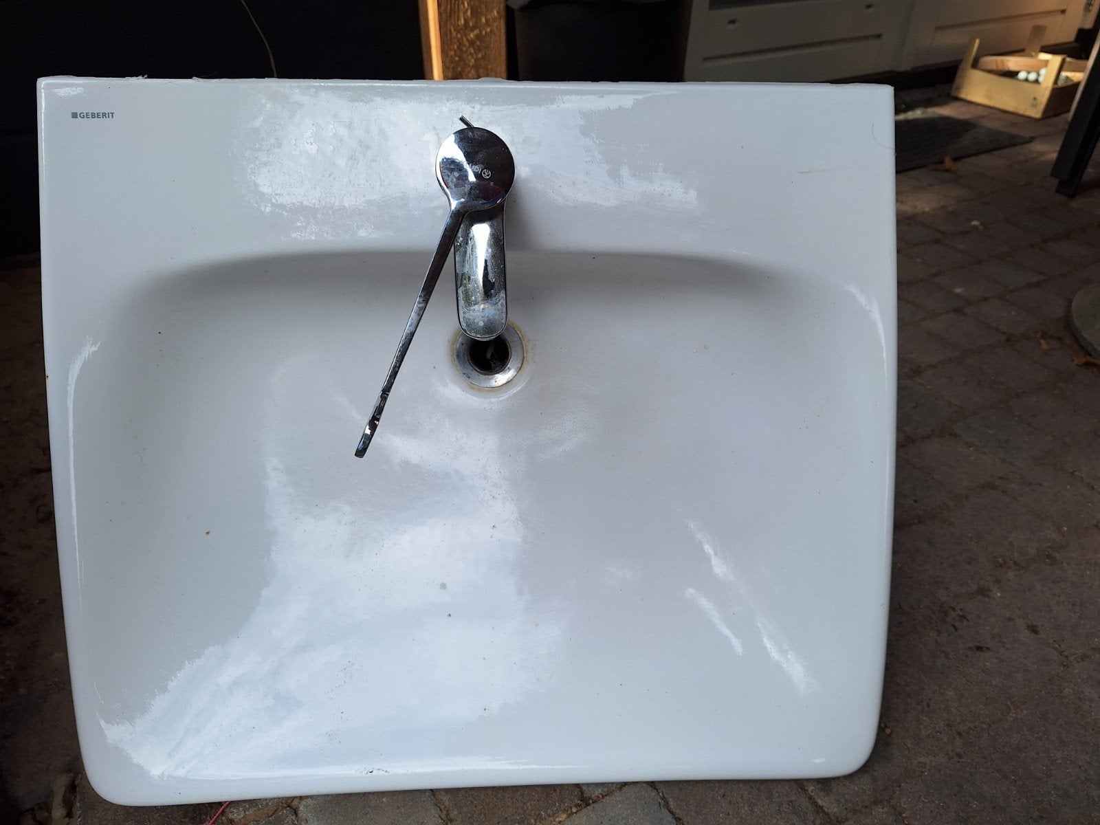 Te koop mooie porseleinen Geberit wastafel met Kludi kraan, Ophalen, Zo goed als nieuw, Rvs, Wastafel