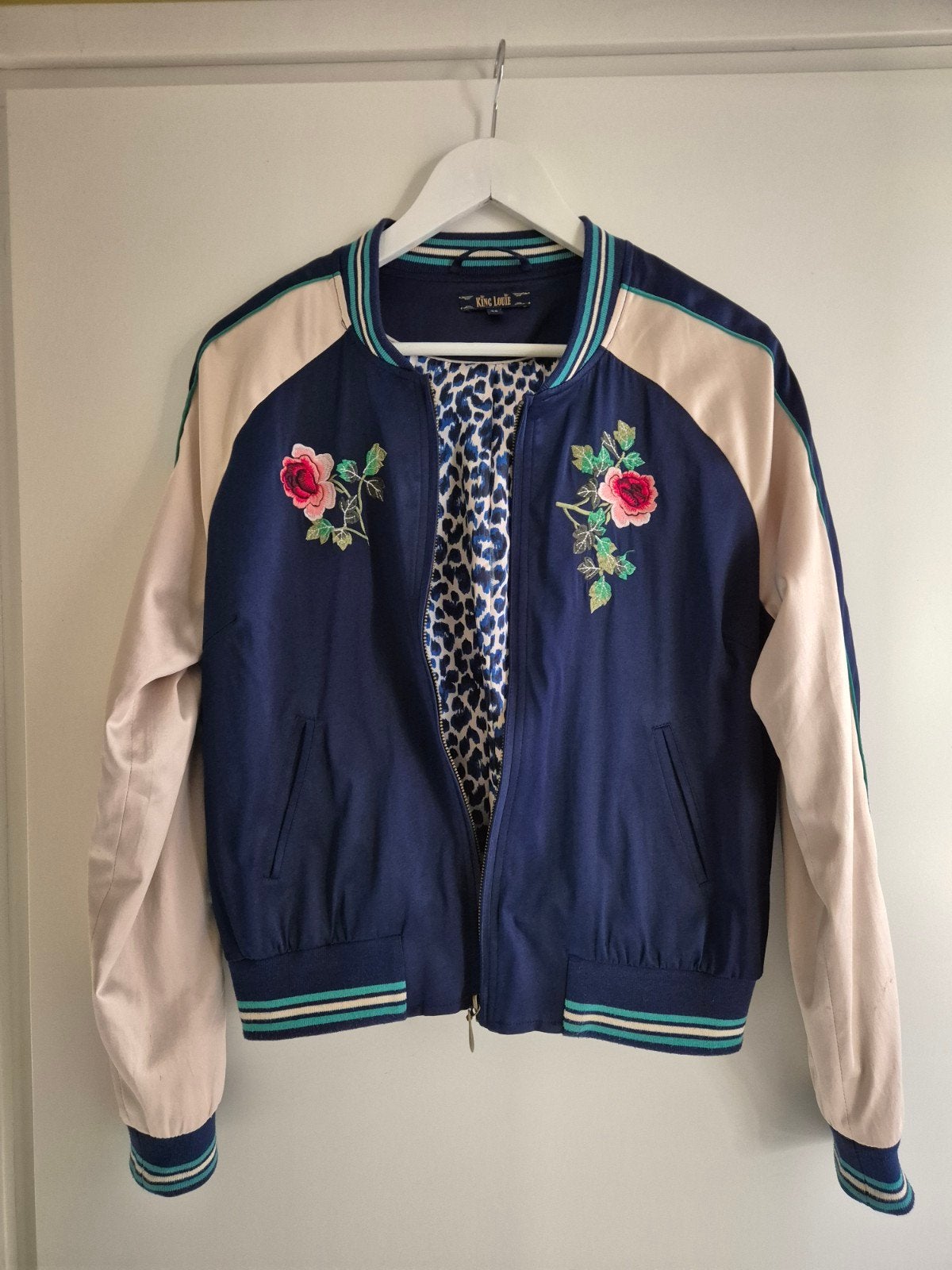 King Louie Bomberjack met borduursels en luipaardprint mt38, Maat 38/40 (M), Blauw, Ophalen of Verzenden, Zo goed als nieuw