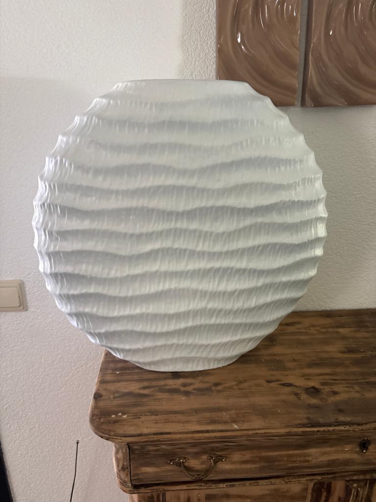 Witte decoratieve vaas met golvend patroon, Ophalen of Verzenden