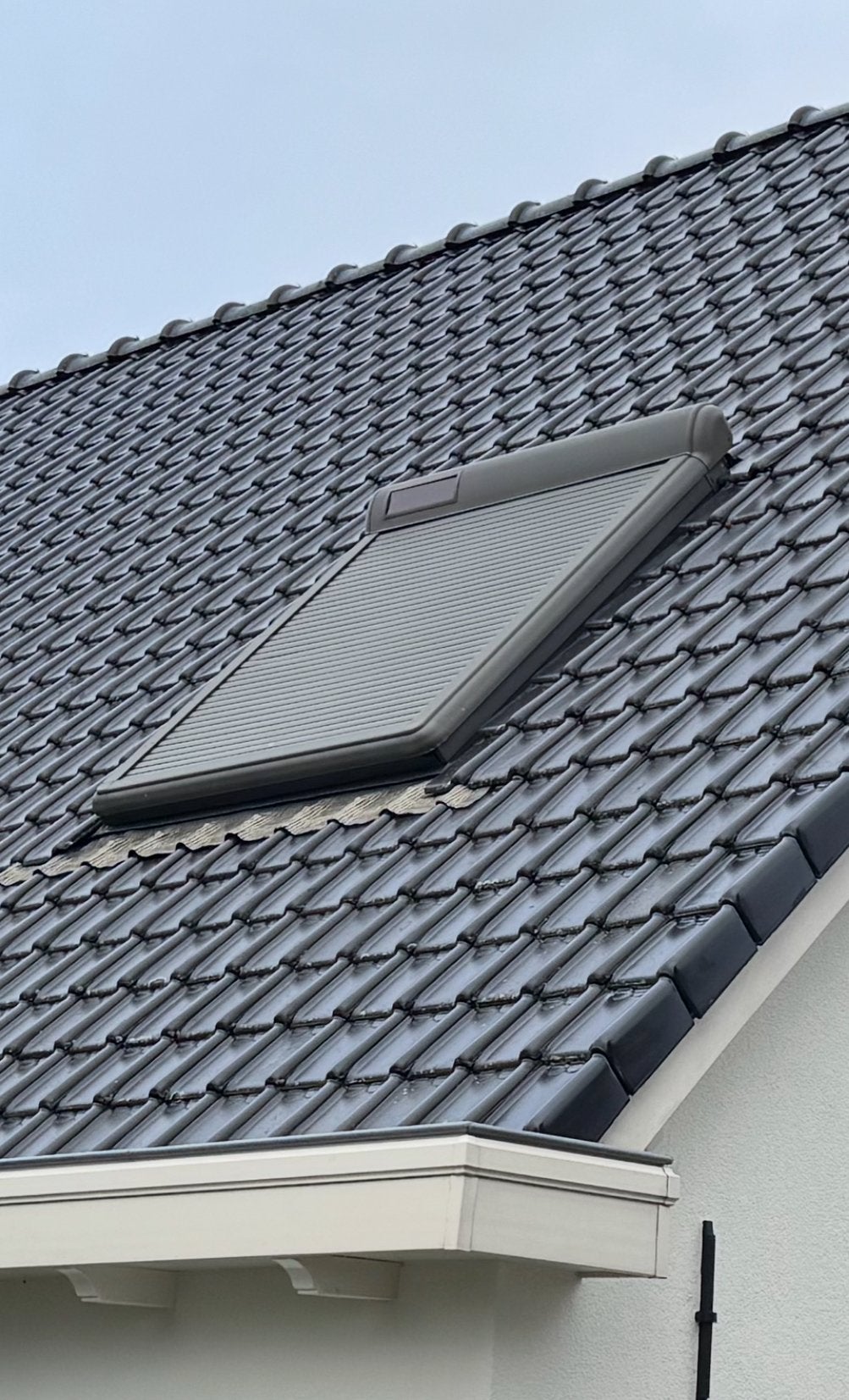 Rolluik Fakro dakvenster dakraam, Doe-het-zelf en Verbouw, Rolluiken, Ophalen, 100 tot 150 cm, Zo goed als nieuw, Elektrische bediening