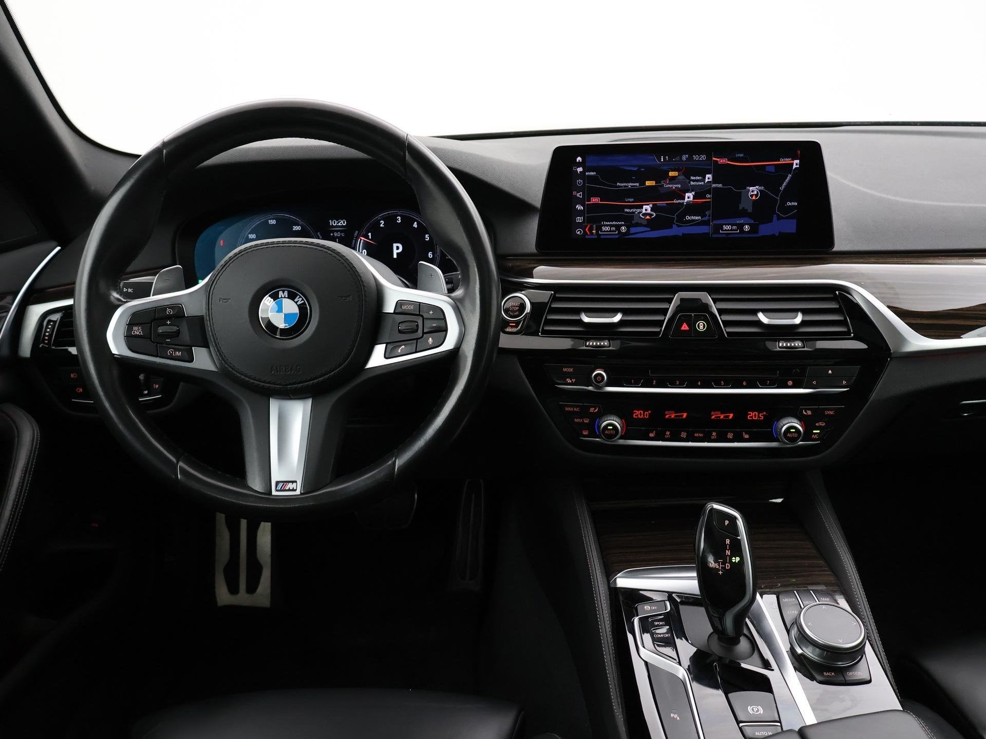 BMW 5-serie Touring 520i 184 PK M-SPORT H.E AUT. *ALMANDINBR, Auto's, Automaat, 1998 cc, Achterwielaandrijving, 4 cilinders