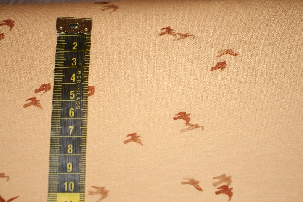 Family Fabrics jersey tricot stof - Birdflight Wheat #3281, 120 cm of meer, Beige, Ophalen of Verzenden, Katoen