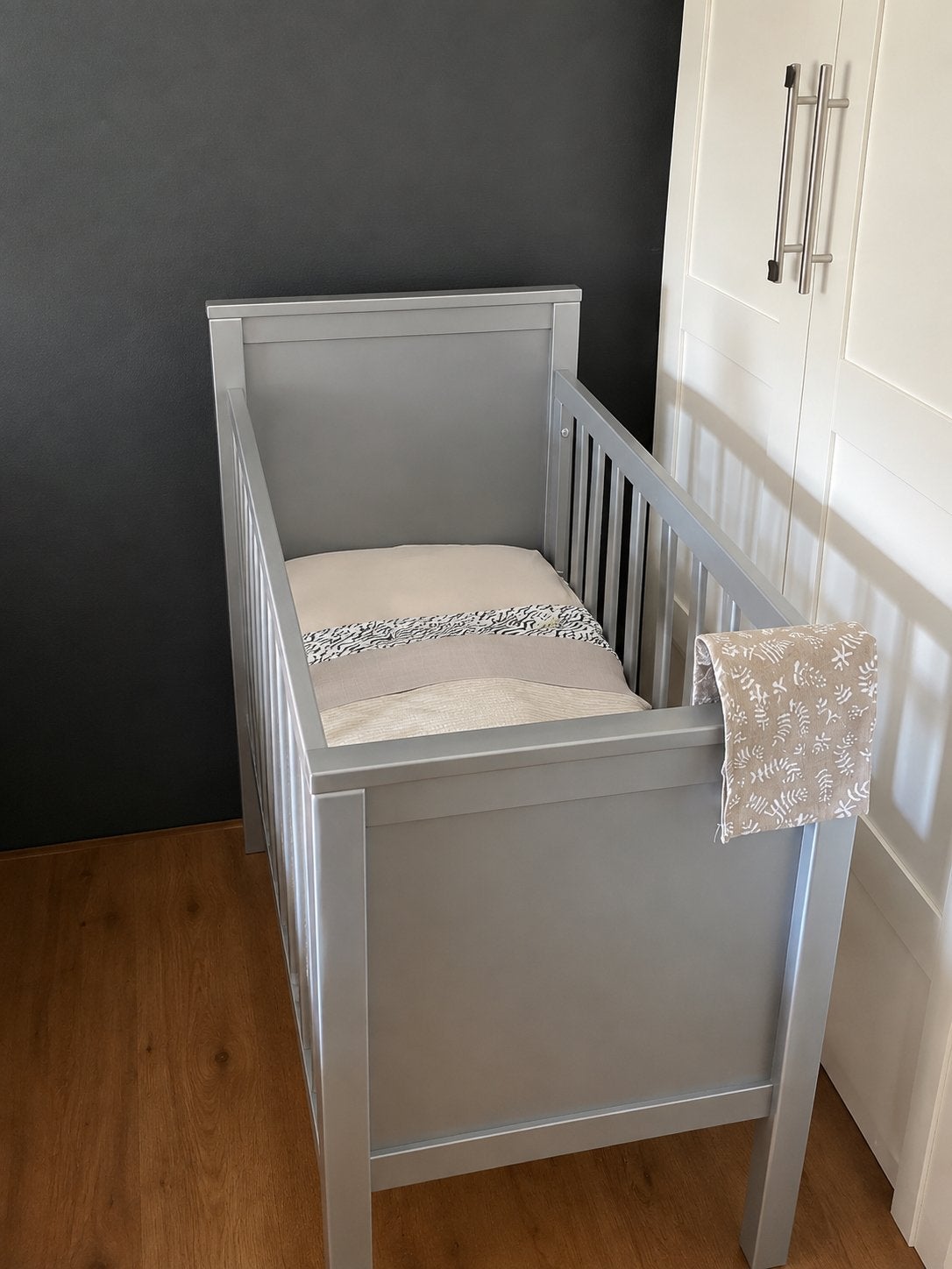 Grijs babybedje / wieg met matras, Ophalen, 70 tot 85 cm, 140 tot 160 cm, Zo goed als nieuw