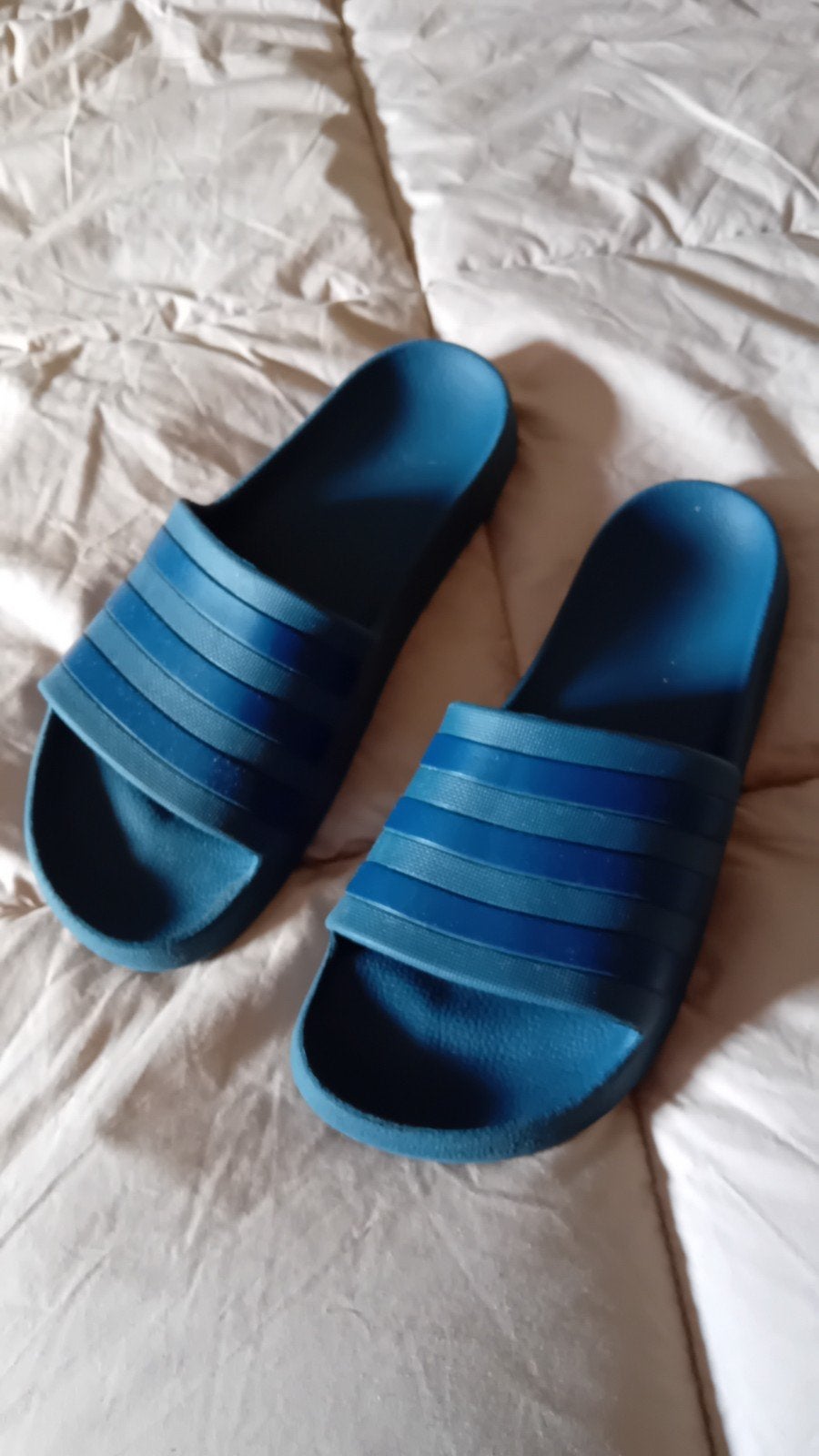 Adidas slippers blauw maat 43, Kleding | Heren, Schoenen, Ophalen of Verzenden, Blauw