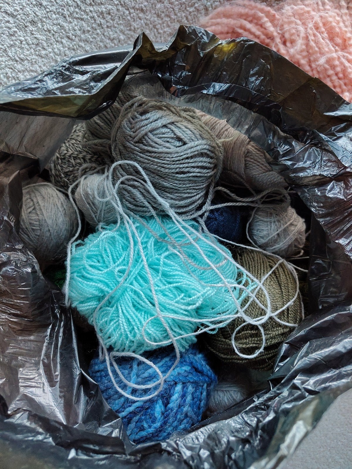 Gratis - Diverse kleuren restjes wol, katoen en garen, Ophalen