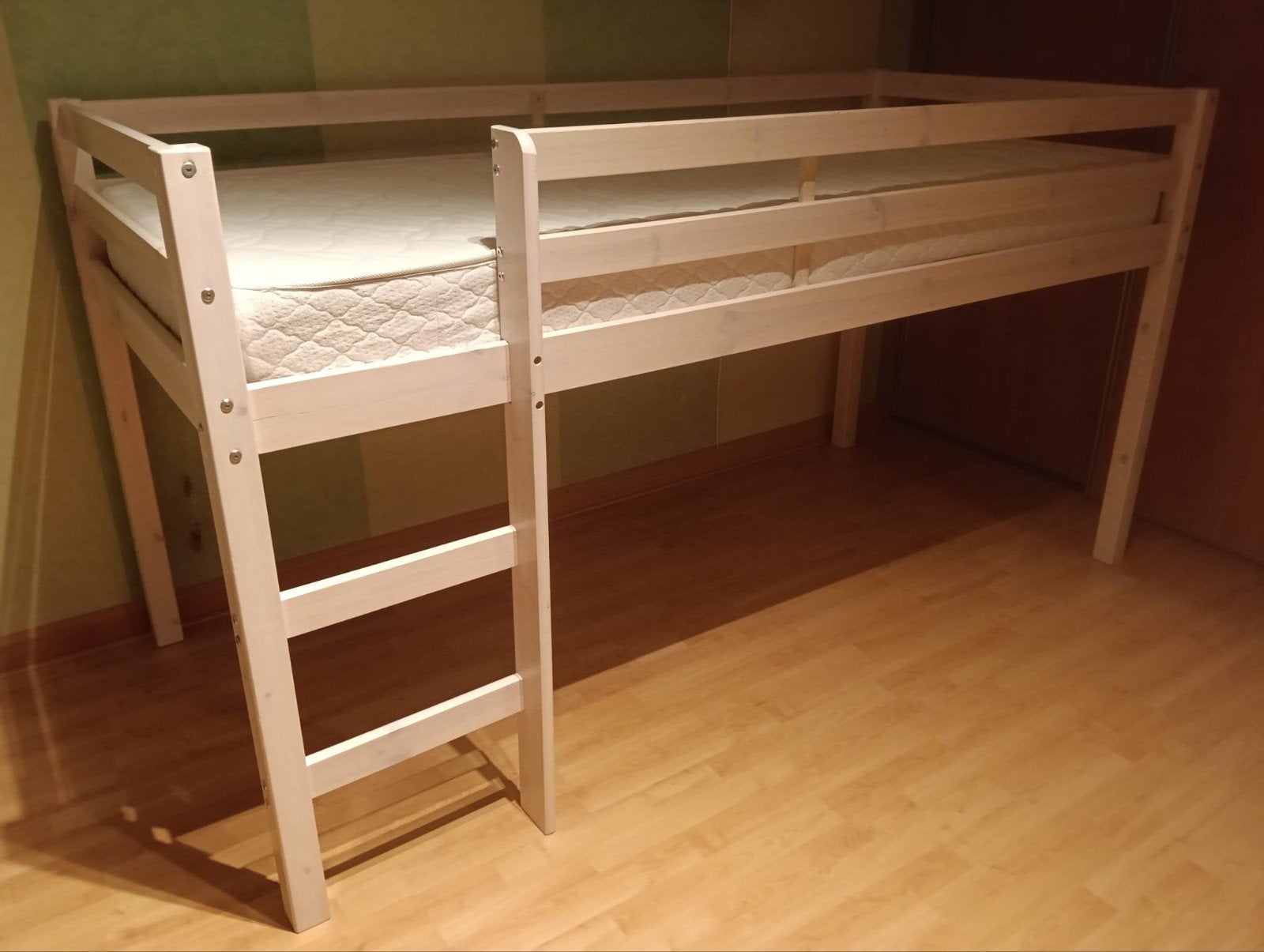 Half hoogslaper - kleur white washed, Kinderen en Baby's, Kinderkamer | Stapelbedden en Hoogslapers, Ophalen, Gebruikt, Hoogslaper