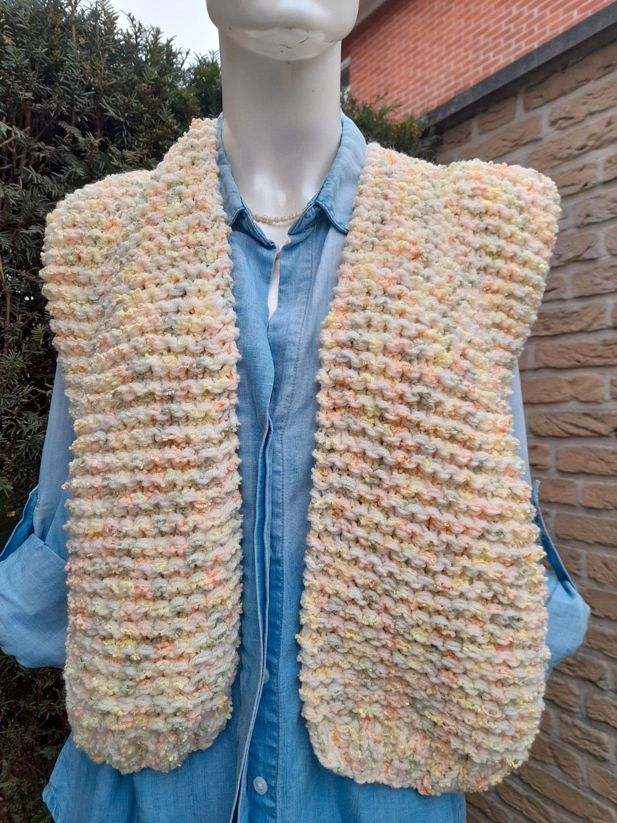 Nieuw handgebreid Gilet model Kiro by Kim, Kiro by Kim, Ophalen of Verzenden, Nieuw, Beige