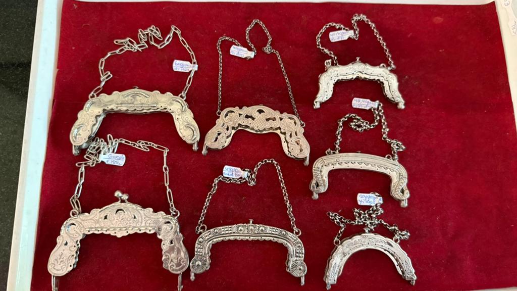 7 puntgave antiek Hollandse beugels,allen met ketting er aan, Verzenden, Zilver