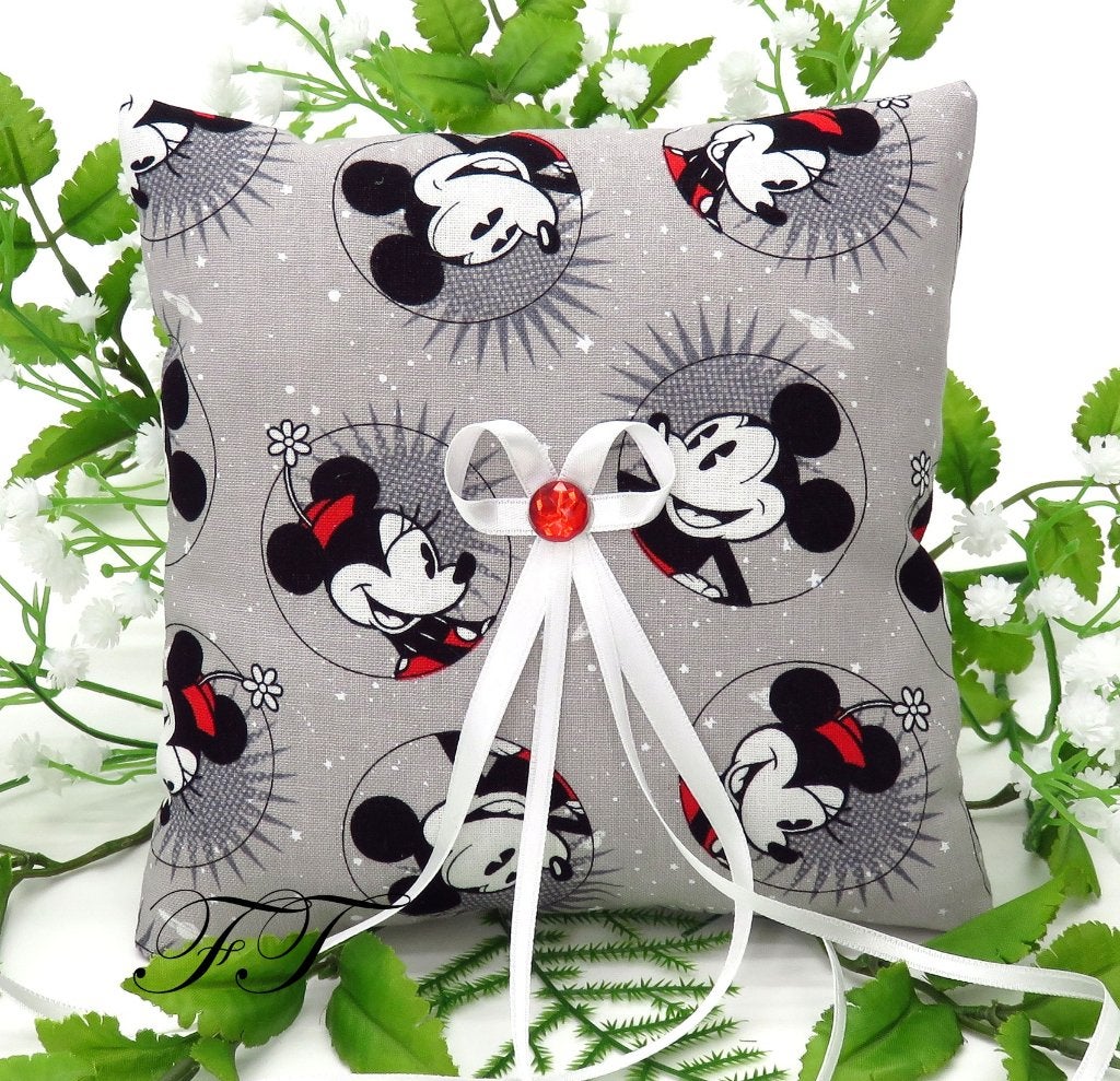 Heel mooie Mickey en Minnie 'Pie Eyed' bruiloft ringkussen., Ophalen of Verzenden, Nieuw, Versiering, Geboorte of Huwelijk