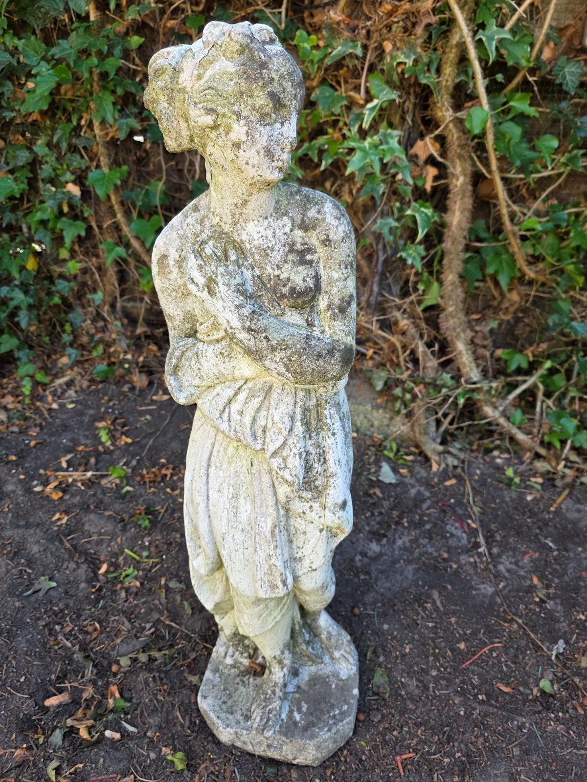 oud stenen beeld van een vrouw voor tuin of decoratie, Tuin en Terras, Tuinbeelden, Ophalen, Gebruikt, Beton, Mensenbeeld
