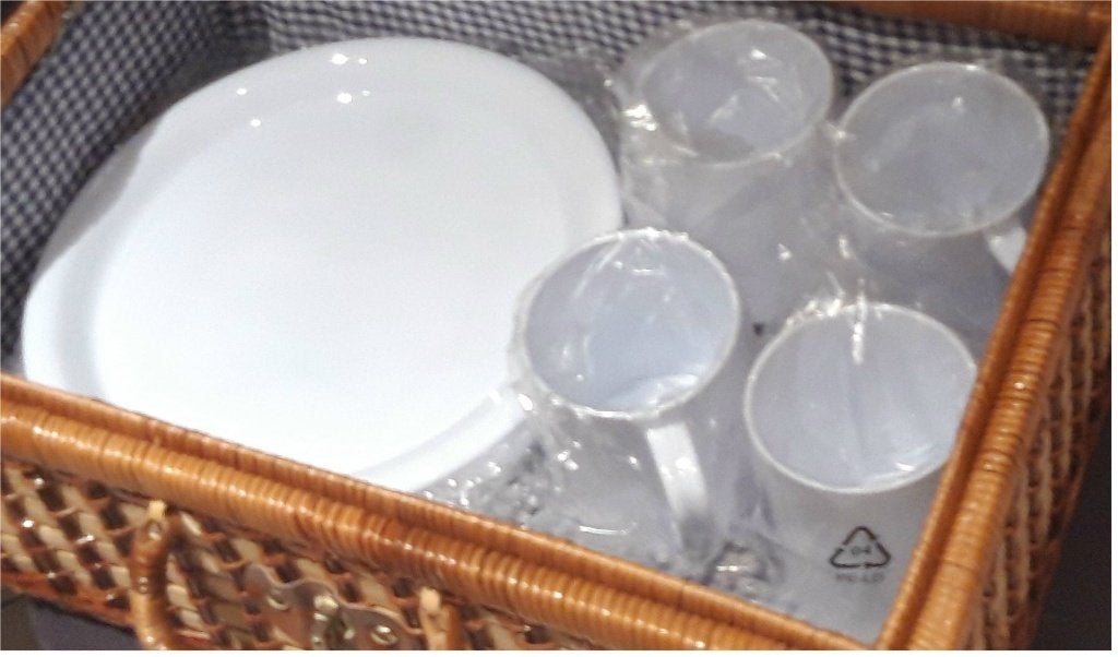 Plastic bekers, plastic borden, plastic bestek (tupperware), Met bestek, Wit, Beker of Kan, Nieuw
