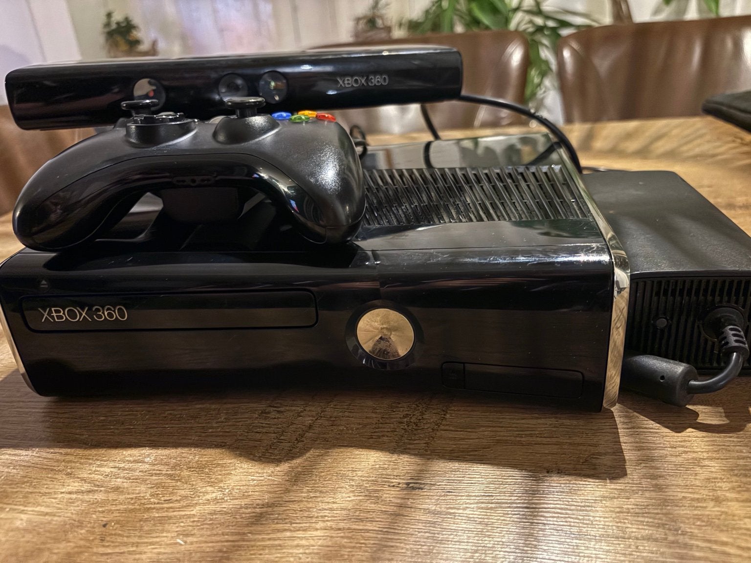 Xbox 360 Slim 250GB Kinect + Controller Speciale uitvoering, 360 S, Met kinect, Ophalen of Verzenden, Zo goed als nieuw