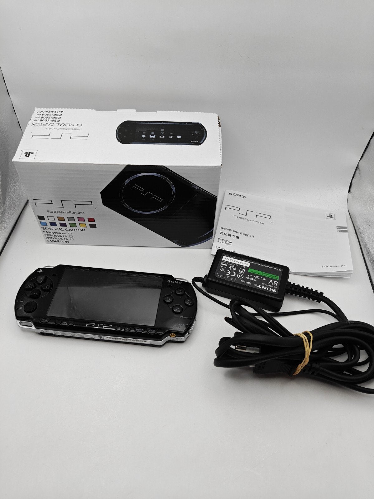 Sony PSP 2004 Zwart met doos en oplader, Spelcomputers en Games, Spelcomputers | Sony PSP, Gebruikt, 1-7-1 Konan, Minato-ku, Tokyo 108-0075, Japan