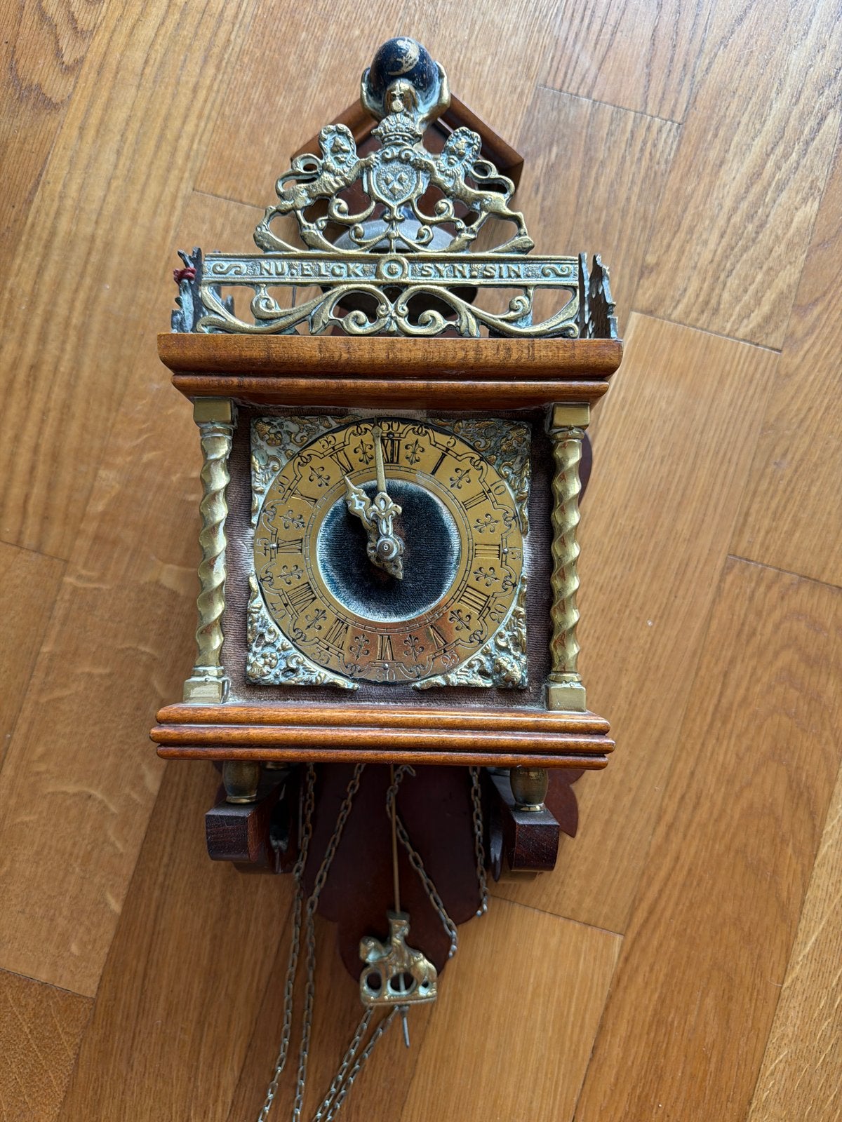 Antieke wandklok met bronzen ornamenten, Ophalen of Verzenden