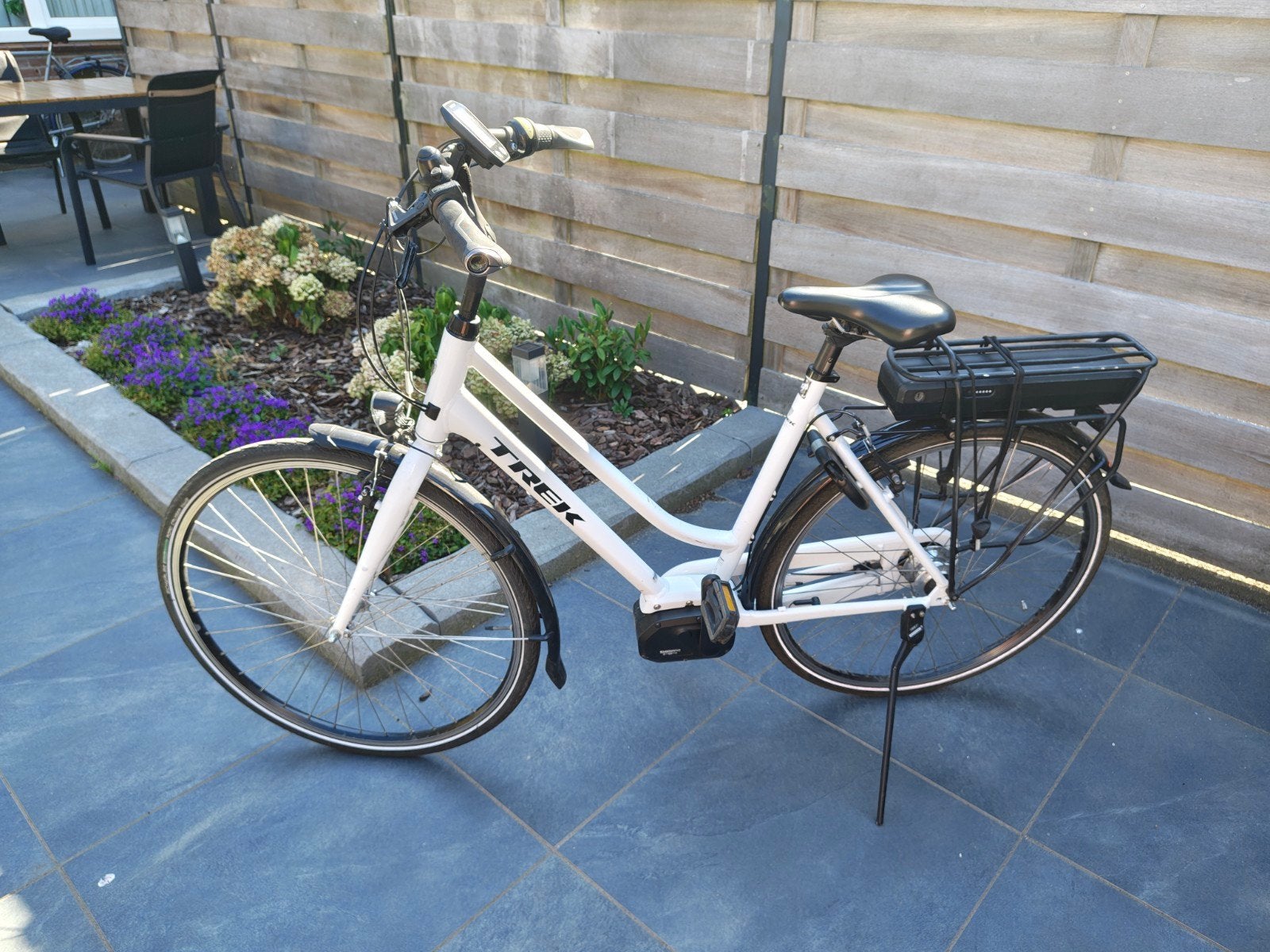 electrische damesfiets Trek 55cm wit, Fietsen en Brommers, Fietsaccessoires | Fietscomputers, Ophalen, Gebruikt