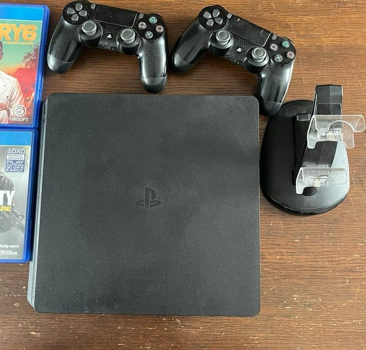 PlayStation 4 Slim en 8 games (controllers werken niet), Spelcomputers en Games, Ophalen of Verzenden, Zo goed als nieuw, Zwart