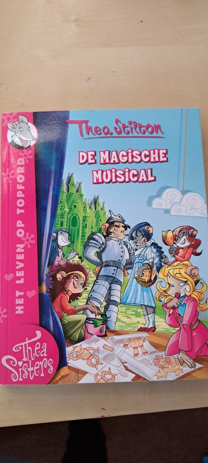 Thea Stilton - De Magische Muisical (Zo goed als nieuw), Boeken, Ophalen of Verzenden, Zo goed als nieuw, Thea Stilton, Fictie