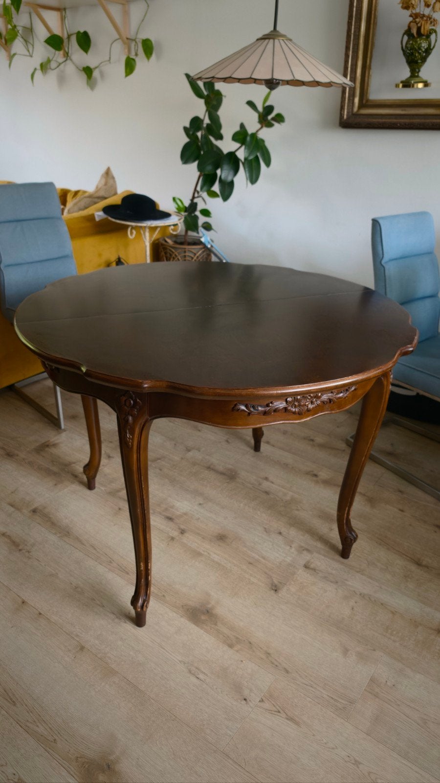 Uitschuifbare Houten Ronde Eettafel met Carved Details, Antiek en Kunst, Antiek | Meubels | Tafels, Ophalen