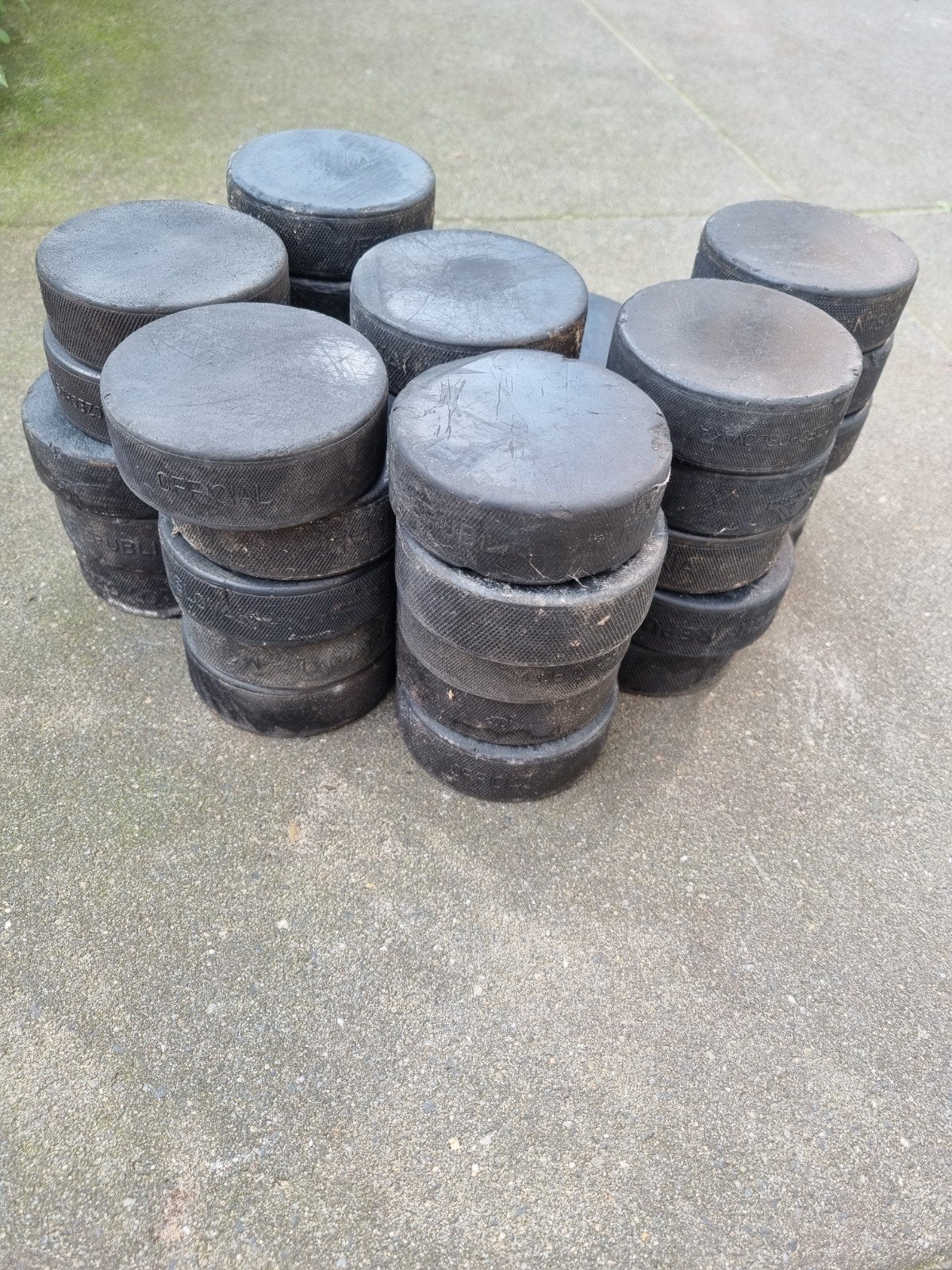 38 gebruikte ijshockey pucks - Ideaal voor training of hobby, Sport en Fitness, IJshockey, Ophalen, Gebruikt, Puck