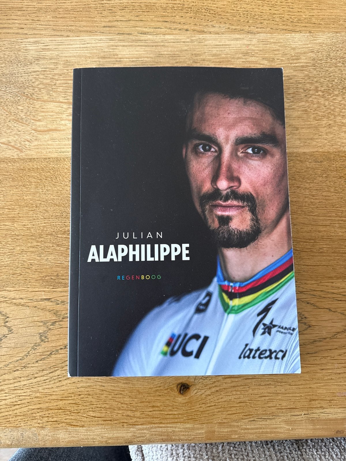 Julian Alaphilippe - Regenboog (Boek), Ophalen of Verzenden, Zo goed als nieuw, Lopen en Fietsen