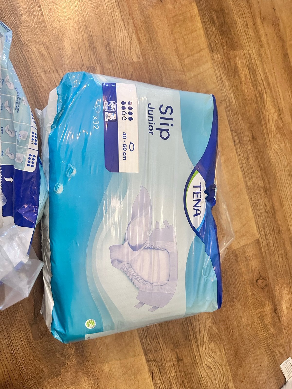 Tena Slip Junior luiers - 1 volle pak en 10 extra, Ophalen of Verzenden, Nieuw