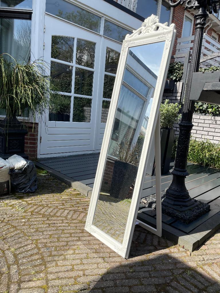 Witte staande spiegel met sierlijst - brocante barok stijl, Ophalen, Minder dan 50 cm, Zo goed als nieuw, 150 tot 200 cm