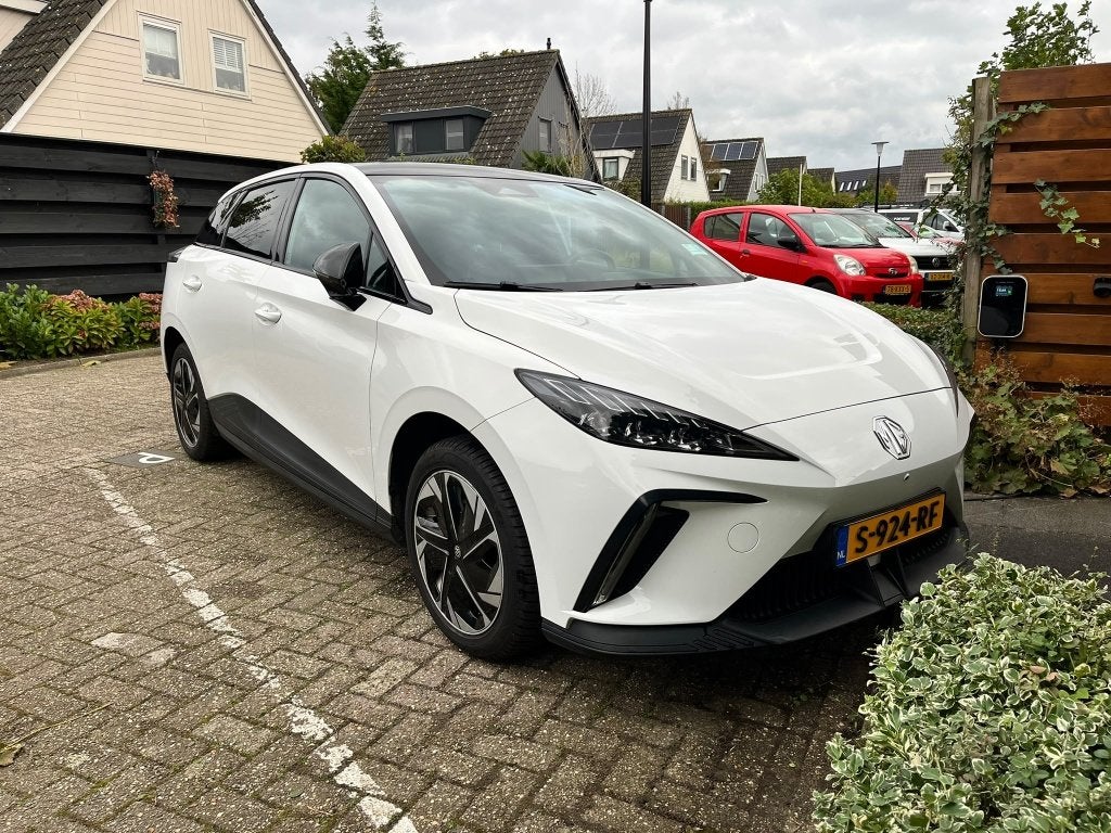 MG4 Luxury 64 kWh|Bonus € 2.000|Private lease tot 28-3-2028, Auto's, Dealer onderhouden, Zwart, Wit, Origineel Nederlands