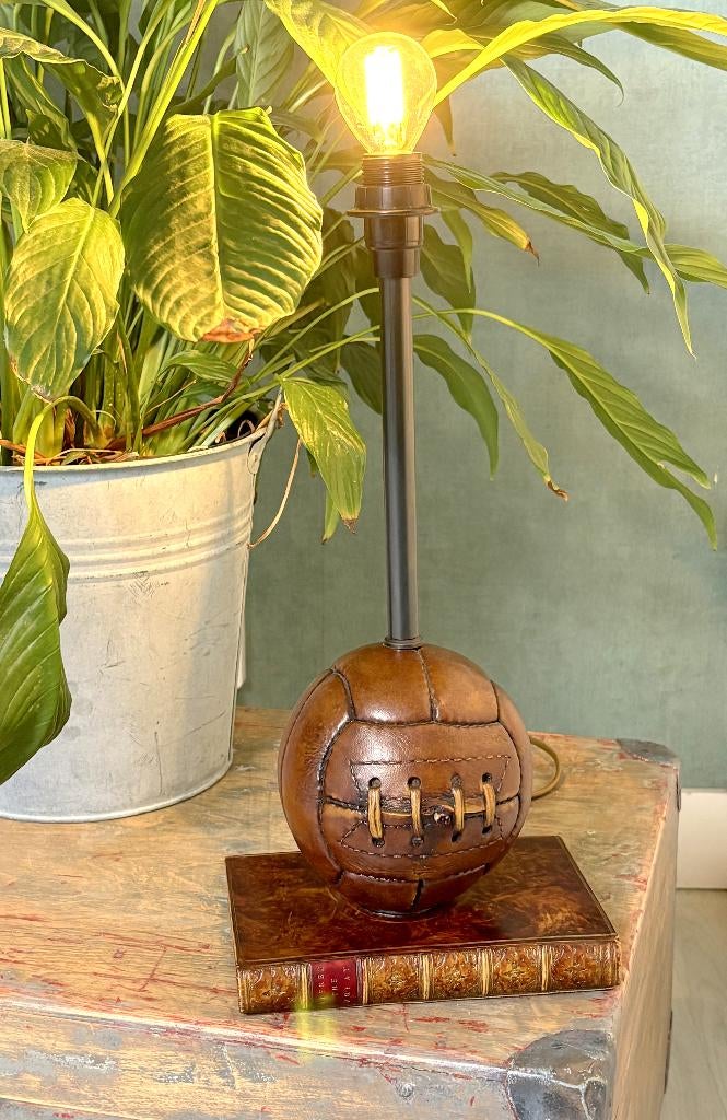 Unieke vintage voetbal lamp in pracht staat!, Ophalen of Verzenden, Zo goed als nieuw, Overige materialen, Minder dan 50 cm