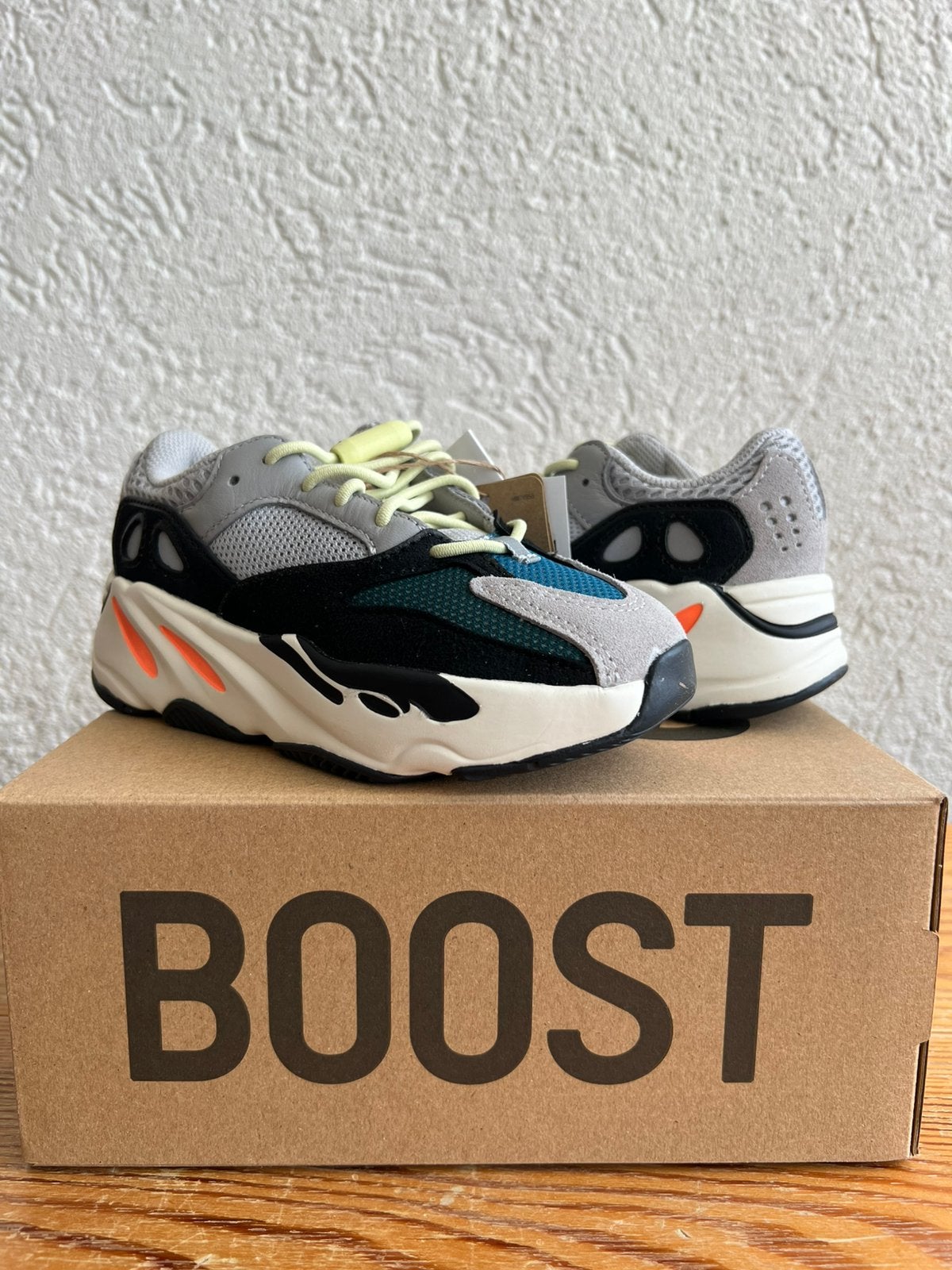 Adidas yeezy 700 waverunner (28,5) (nieuw!), Schoentjes, Jongetje of Meisje, Nieuw, Ophalen of Verzenden