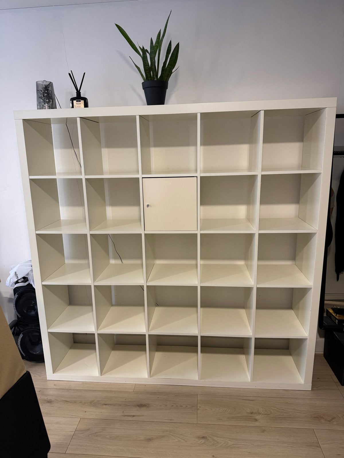 Grote witte Kallax kast met 25 vakken en deur, Ophalen, Gebruikt, 150 tot 200 cm, 25 tot 50 cm