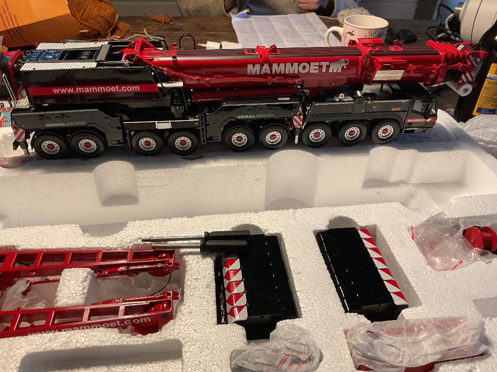 Te koop Mammoet Demag AC 700 - 9, Hobby en Vrije tijd, Modelauto's | 1:50, Verzenden, Zo goed als nieuw, Hijskraan, Tractor of Landbouw