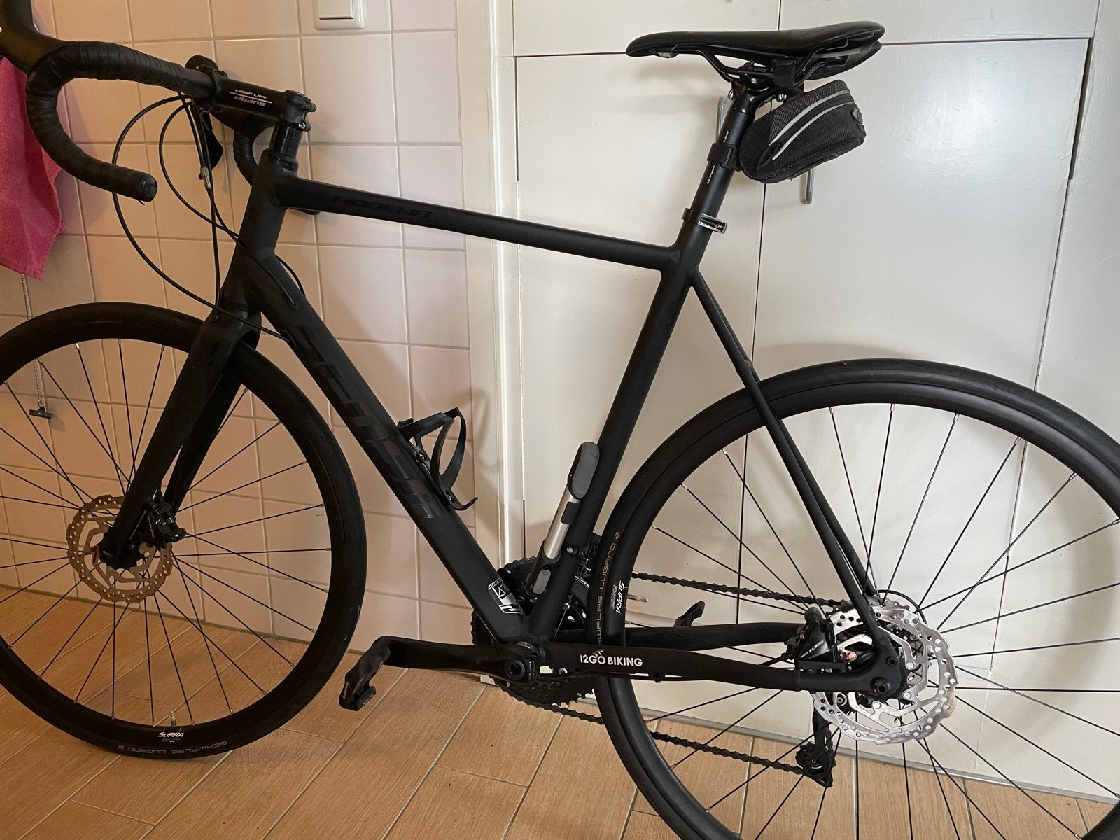 Zwarte Sensa Modena racefiets framemaat 58, Fietsen en Brommers, Fietsen | Racefietsen, 28 inch, Aluminium, Zo goed als nieuw