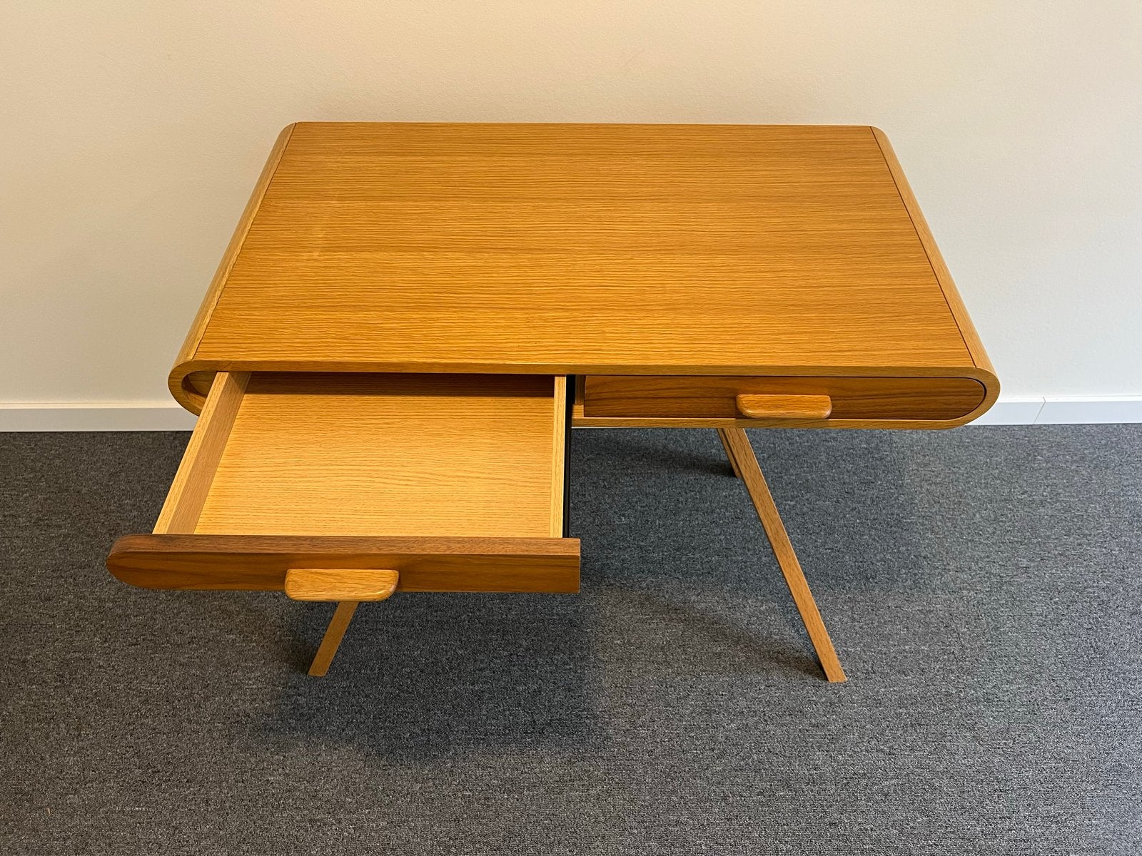 Massief houten bureau 90x50cm, 73cm hoog, MADE, Ophalen, Zo goed als nieuw, Overige merken, Hout