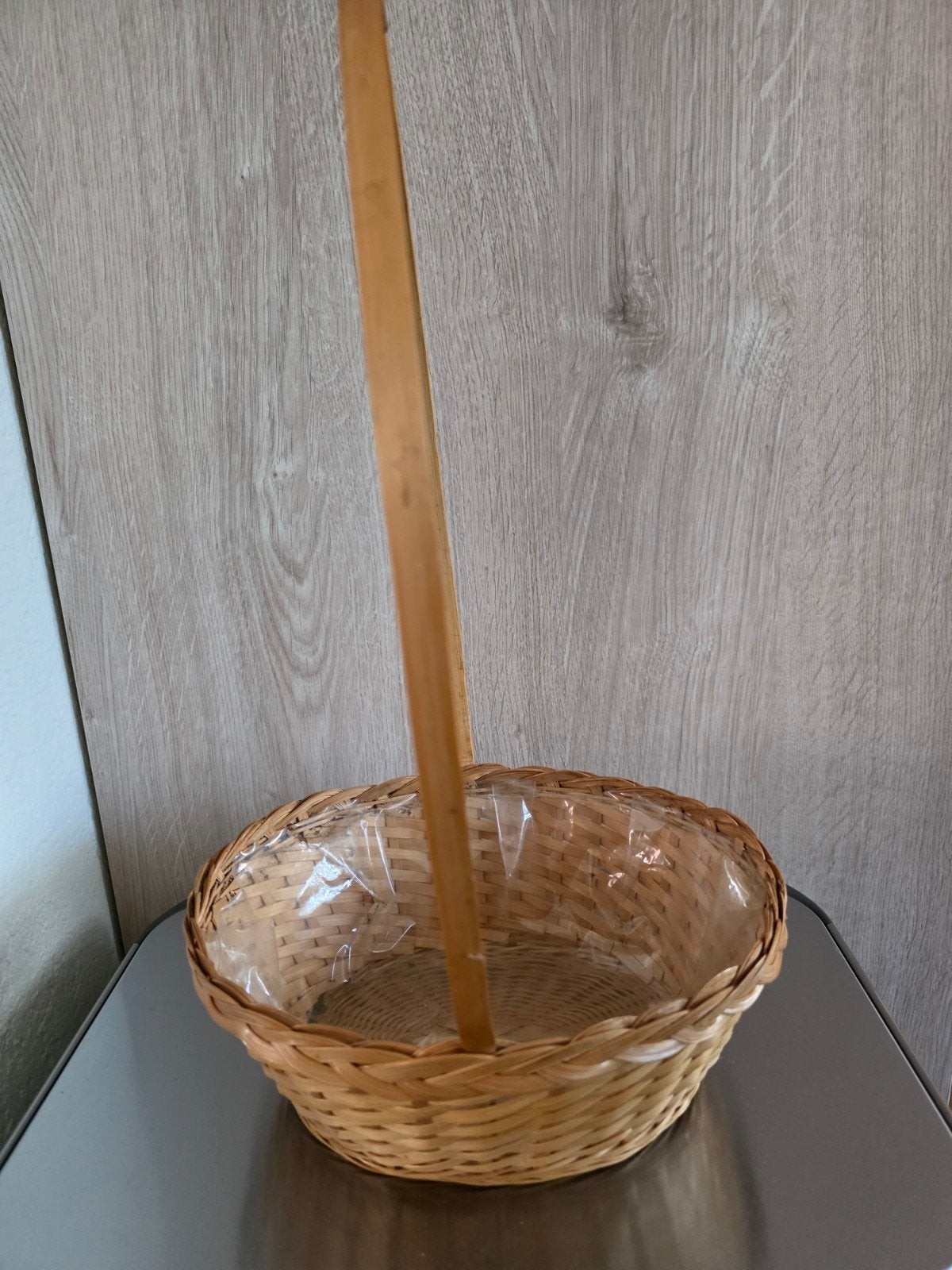 Rieten bloemenmandje met kunststof rozen, Overige materialen, Mand, Ophalen of Verzenden, Zo goed als nieuw