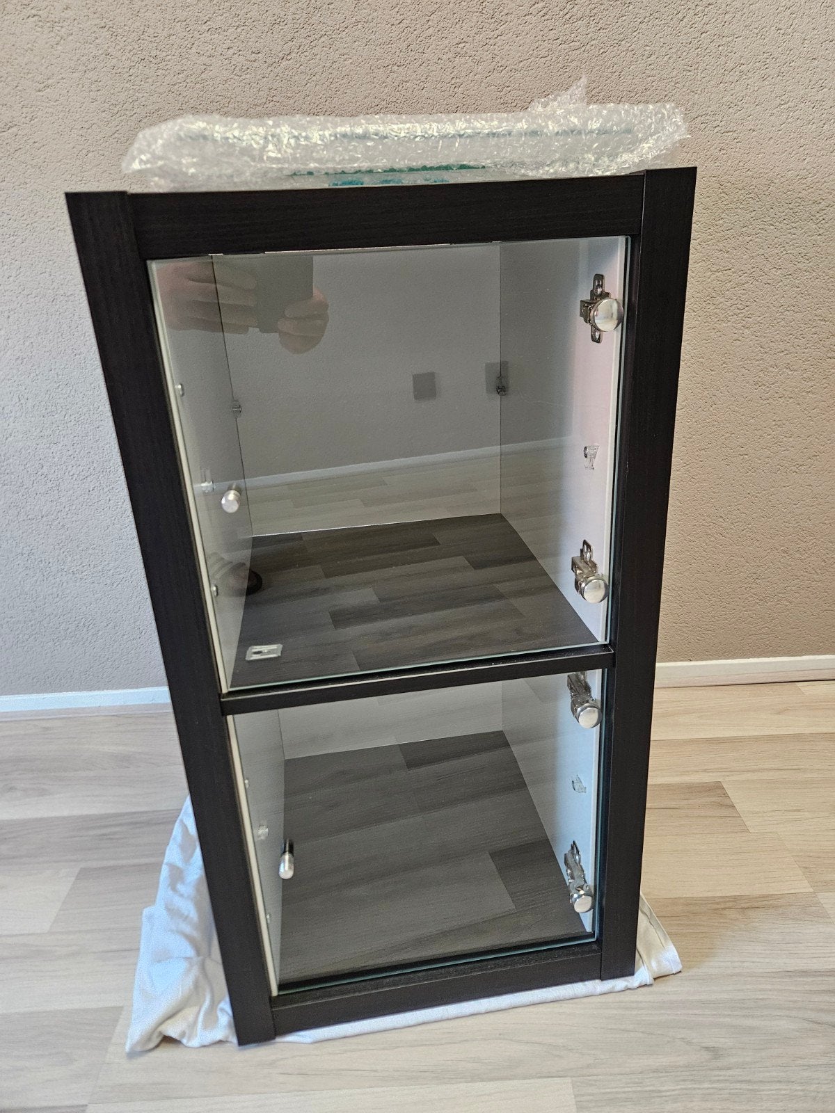 Kallax kast zwart met 2 vakken en glazen deurtjes., Ophalen, Zo goed als nieuw
