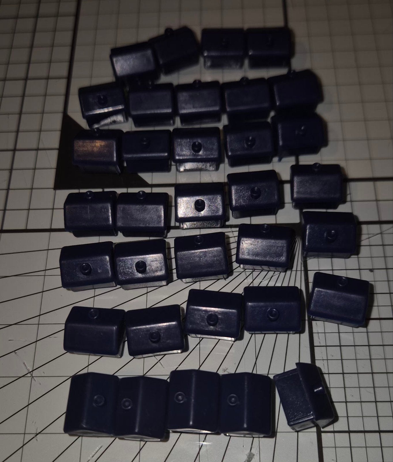 34x Donkerblauwe Monopoly Huisjes – Vervangende Spelonderdel, Hobby en Vrije tijd, Ophalen of Verzenden, Gebruikt