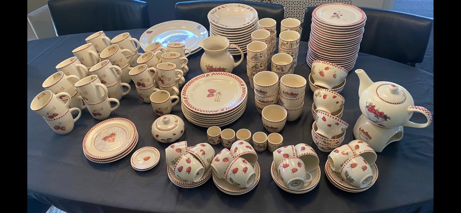 Jet ter Steege Servies met aardbeien design - 130 delig, Ophalen, Gebruikt, Keramiek, Landelijk/Boerenbont