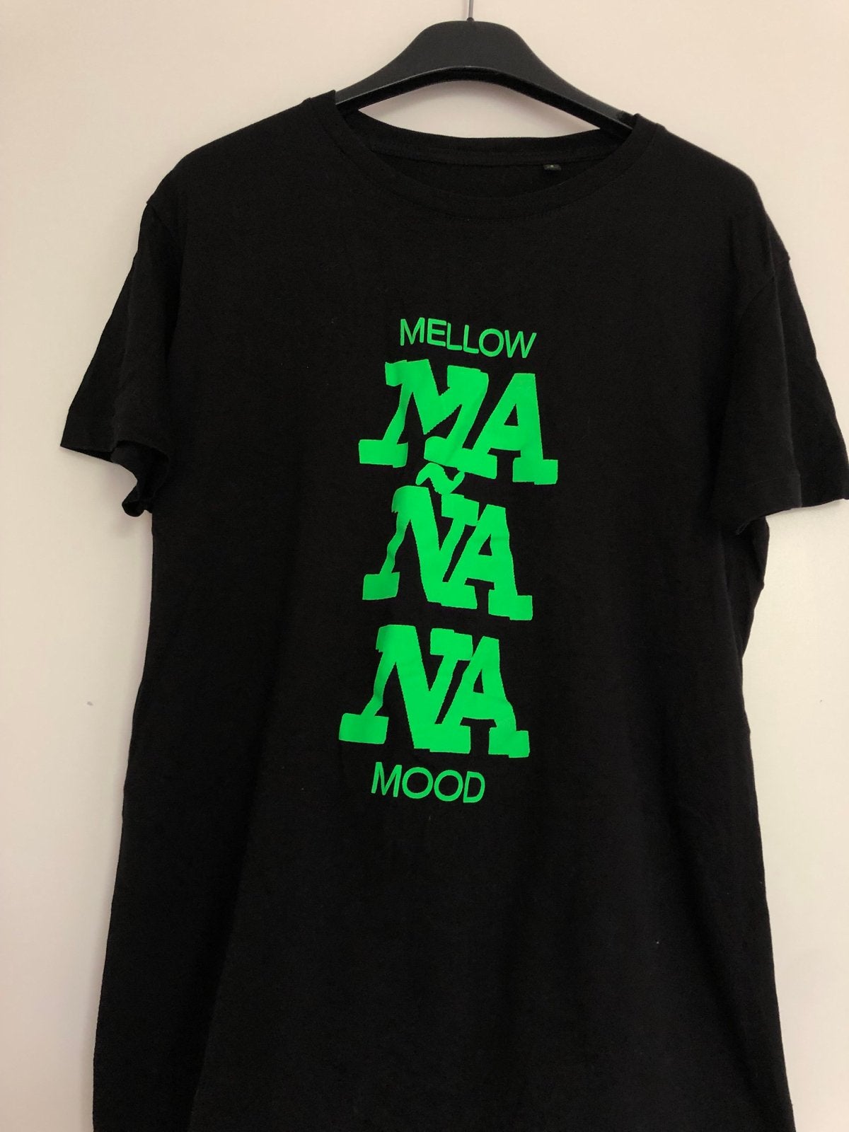 Zwart T-shirt met neon groene print 'Mellow Manana Mood', Ophalen of Verzenden, Zo goed als nieuw, Maat 46 (S) of kleiner, Zwart