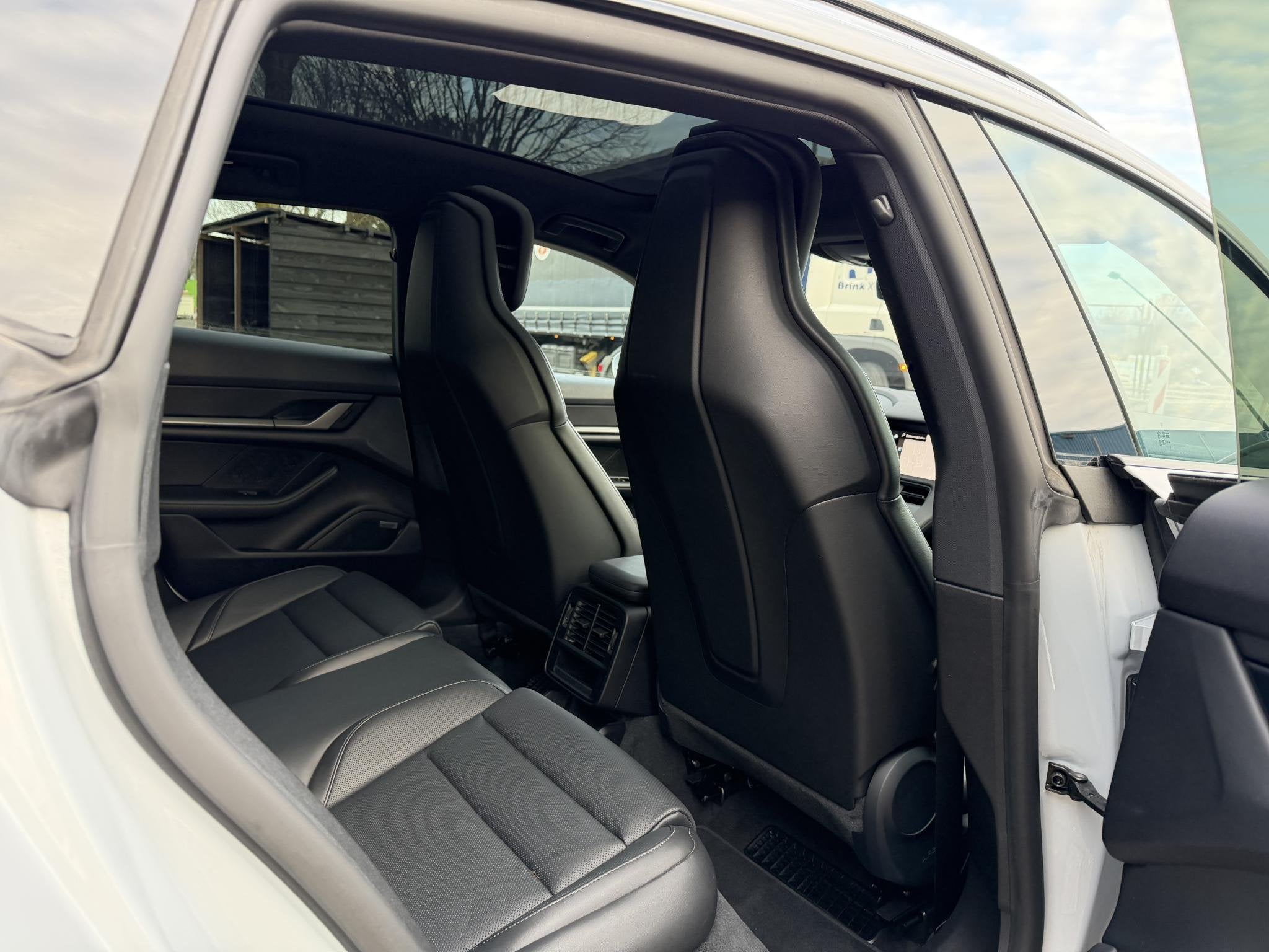 Foto 14 van Porsche Taycan Sport Turismo Black Edition 105 kWh luchtveri