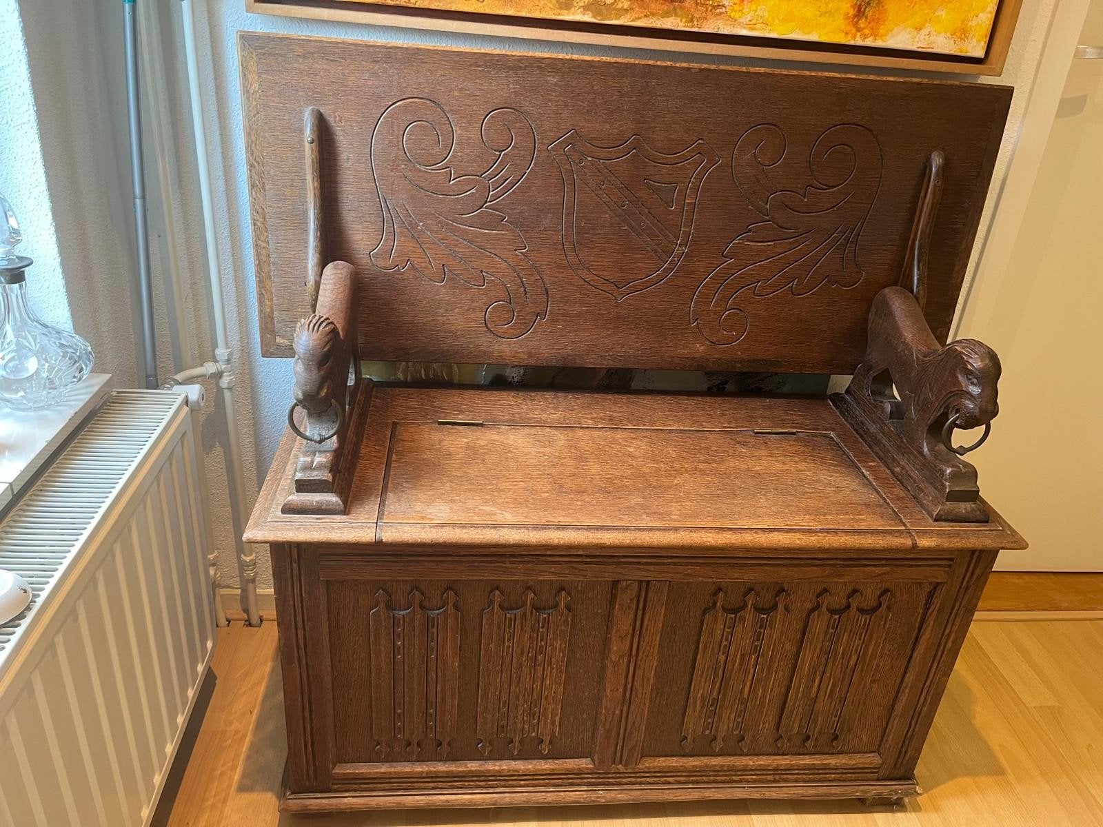 Monk's bench: Antieke houten bank met opbergruimte en leeuwe, Ophalen